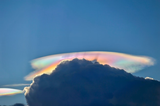 Foto fenómeno de nube de arco iris de fuego es un fenómeno natural llamado irisación o irisación