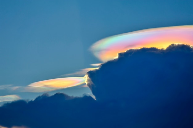 fenómeno de nube de arco iris de fuego es un fenómeno natural llamado irisación o irisación