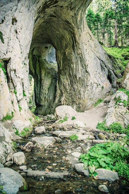 Fenômenos naturais da Wonder Bridges na Montanha Rhodopi na Bulgária