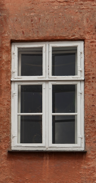 Fenster an der bunten Fassade