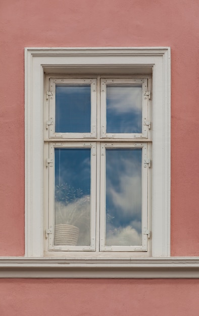 Fenster an der bunten Fassade