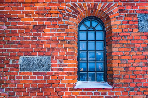 Fenster an einer Ziegelsteinmauer