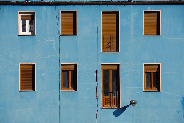 Fenster auf der blauen Gebäudefassade in der Straße in Bilbao-Stadt Spanien