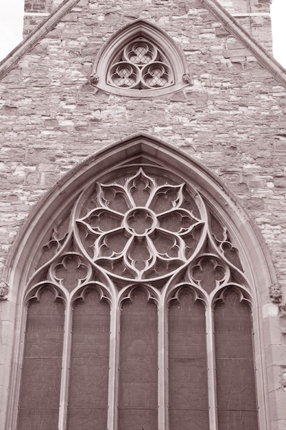 Fenster der Holy Trinity Church, Stratford Upon Avon, England, UK in Schwarz-Weiß-Sepia-Ton