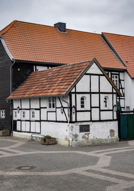 Fenster der Holzfassade mit Fensterläden im Hintergrund