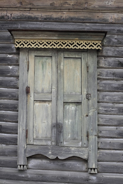 Fenster eines alten Hauses.