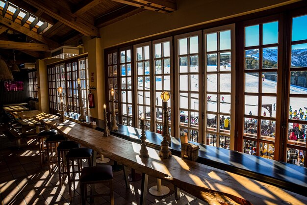 Fenster eines Restaurants zwischen schneebedeckten Bergen