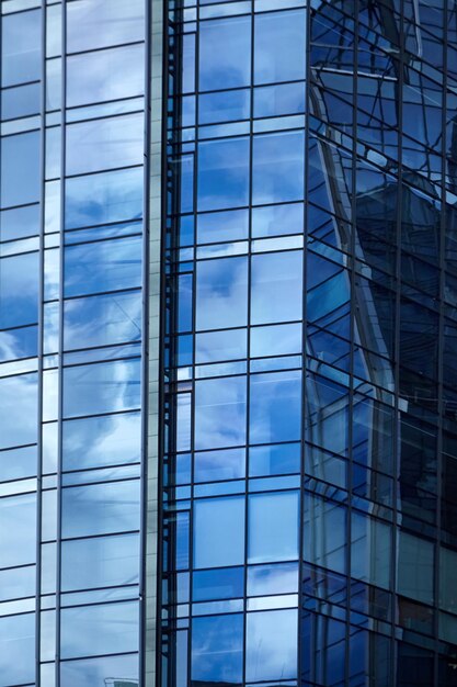 Foto fenster eines wolkenkratzers mit spiegelung des blauen himmels und der weißen wolken