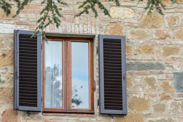 Fenster im alten Vintage-Stil in der Toskana Italien