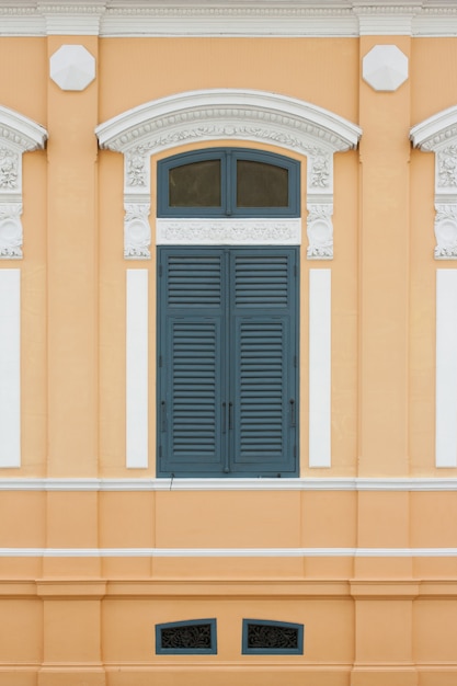 Fenster im neugotischen Stil im thailändischen Gebäude