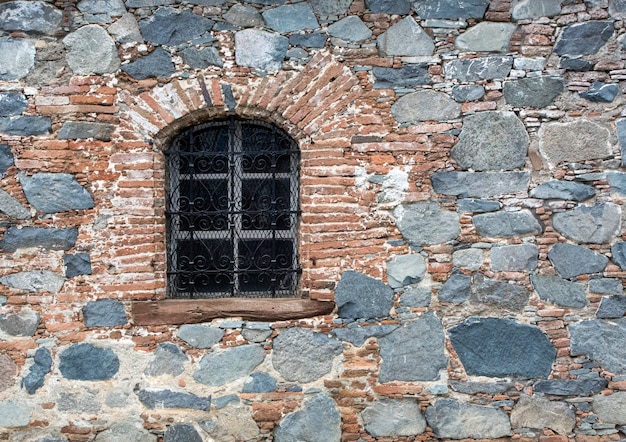 Fenster in alter Steinmauer