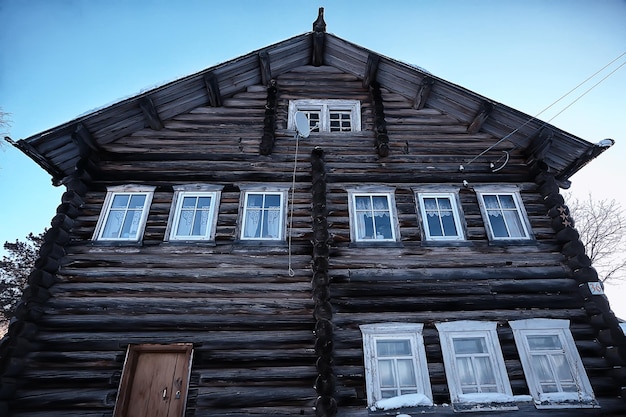 Fenster in einem alten Holzhaus, russisches Nordarchitekturdesign