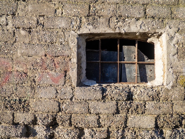 Fenster in einem zerstörten Gebäude Blieb eine Wand vom Haus Das Konzept des Abrisses von verfallenen Wohnungen Zerstört und verlassen Gebäude