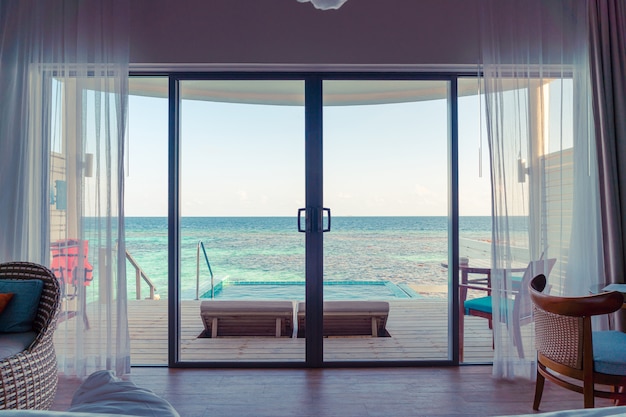 Fenster mit Blick auf den Strand