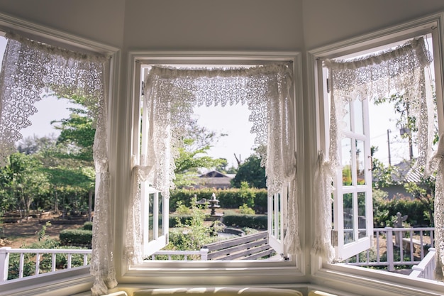 Fenster mit Garten im Hintergrund