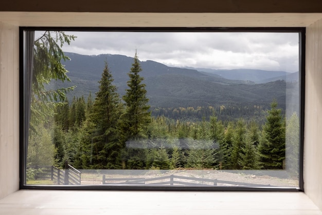 Fenster mit malerischer Aussicht auf die Berge