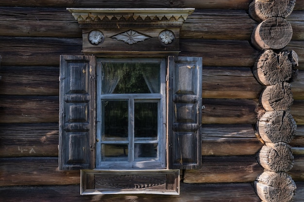 Fenster mit platbands des alten traditionellen russischen Bauernhauses kostroma russland