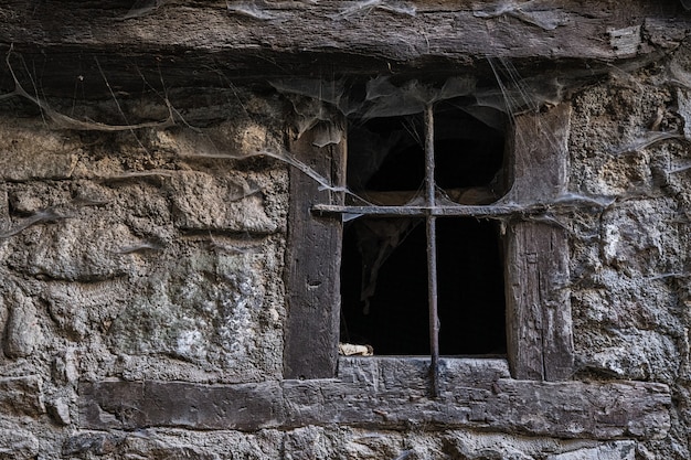 Fenster mit Spinnweben