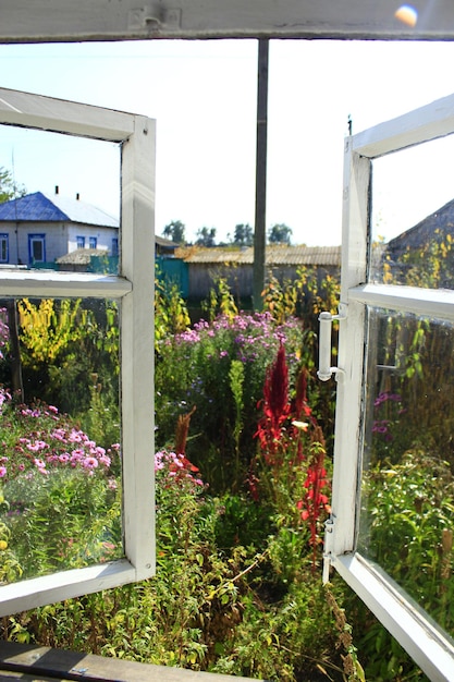 Fenster zum Sommergarten im Dorf geöffnet