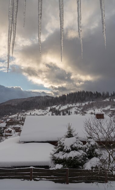 Fensteransicht der Karpaten mit Eiszapfen von oben