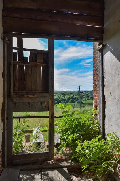 Foto fensterbogen in einem verlassenen tempel