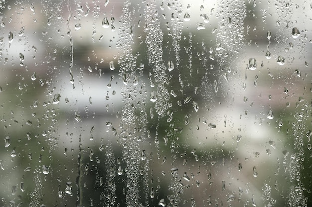 Fensterglas mit Regentropfen als Hintergrundnahaufnahme