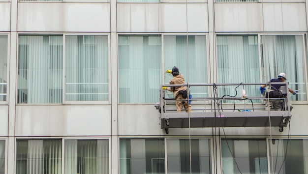 Fensterglasreiniger arbeitet außerhalb des Gebäudes