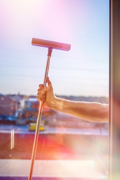 Fensterreinigung in Hochhäusern Häusern mit einer Bürste Fensterreinigungsbürste Großes Fenster in einem Hochhaus Reinigungsservice Entstaubung und Glasreinigung