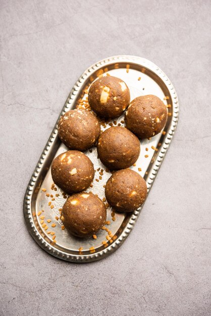 Foto fenugreek o methi ke laddu laddo o laddoo o bolas de mithai dulces para aumentar la inmunidad en invierno