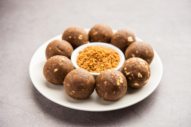 Fenugreek oder methi ke Laddu laddo oder laddoo oder süße mithai Kugeln zur Stärkung des Immunsystems im Winter