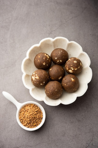 Fenugreek oder methi ke Laddu laddo oder laddoo oder süße mithai Kugeln zur Stärkung des Immunsystems im Winter