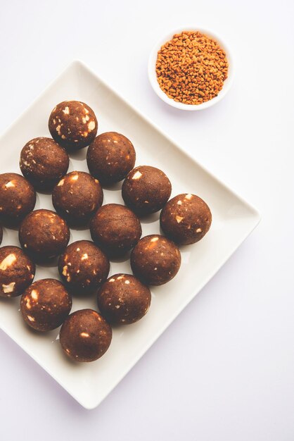 Fenugreek oder methi ke Laddu laddo oder laddoo oder süße mithai Kugeln zur Stärkung des Immunsystems im Winter