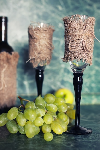 Feriado com garrafa de vinho com uva verde no fundo