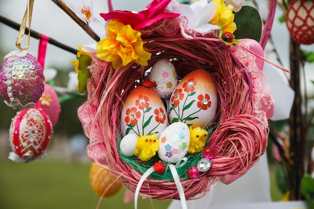 Feriado da Páscoa. Festival dos Ovos de Páscoa. Ovos de Páscoa multicoloridos lindos no ninho