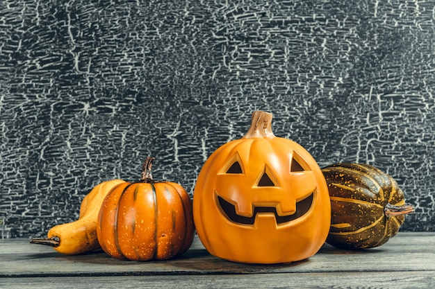 Feriado de Halloween com abóbora na mesa de madeira