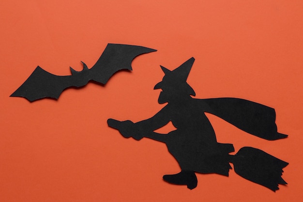 Feriado de Halloween. Composição com diferentes figuras de papel de halloween. vista de cima. em fundo laranja