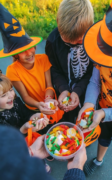 Feriado de halloween, criança fantasiada. foco seletivo. criança.