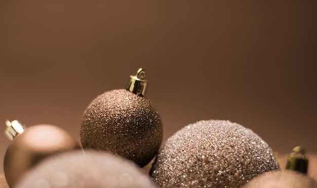 Feriado de Natal e enfeites dourados de conceito de decoração festiva em fundo bege