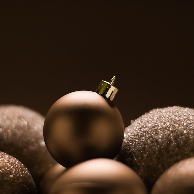 Feriado de Natal e enfeites dourados de conceito de decoração festiva em fundo bege