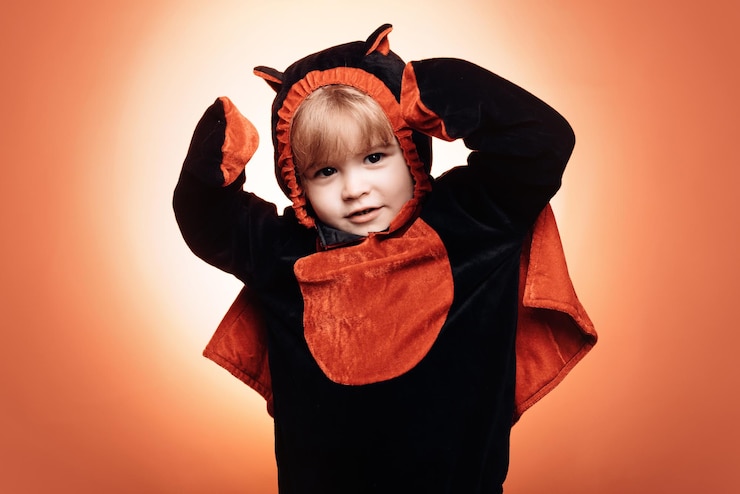 Foto feriado do dia das bruxas com fantasias engraçadas de carnaval em fundo vermelho feliz dia das bruxas no horror mundial