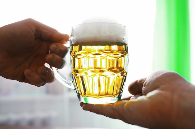 Feriado do Dia de São Patrício Feriado nacional irlandês Uma caneca de cerveja dourada no bar