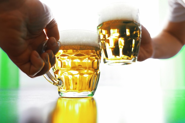 Feriado do Dia de São Patrício Feriado nacional irlandês Uma caneca de cerveja dourada no bar