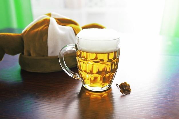 Foto feriado do dia de são patrício feriado nacional irlandês uma caneca de cerveja dourada no bar