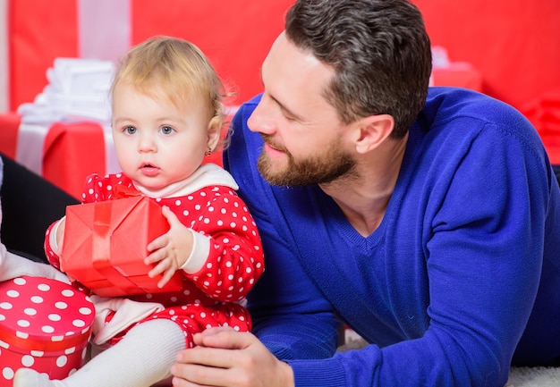 Feriado do dia dos pais. Comprar online. Boxing day. Amor e confiança na família. Homem barbudo com a menina. Família feliz com caixa de presente. pai e filho da filha. Dia dos Namorados. Caixas vermelhas.