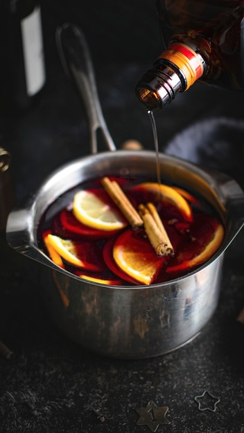 Feriado festivo com vinho quente em um fundo móvel de panela