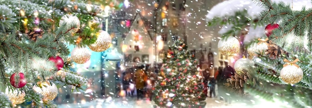 feriado festivo galho de pinheiro verde com cone e bola colorida na decoração de inverno