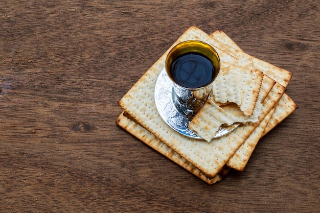 Feriado judaico fundo de Páscoa com placa de vinho e seder na mesa de madeira