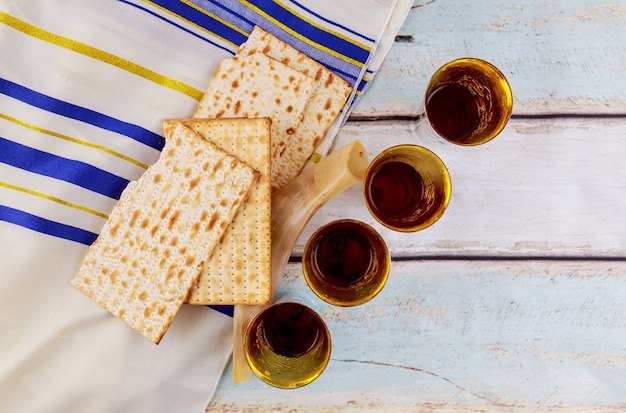 Feriado judaico hannukahb vinho e matzoh - elementos da ceia da páscoa judaica