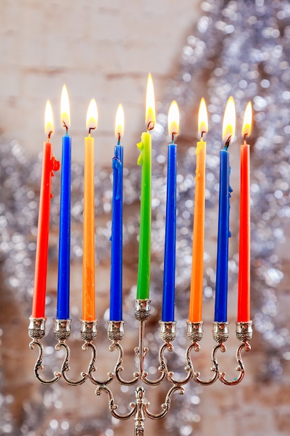 Feriado judaico Hanukkah com menorá sobre a mesa de madeira Menorá da estrela de Davi Hanukkah velas de Hanukkah