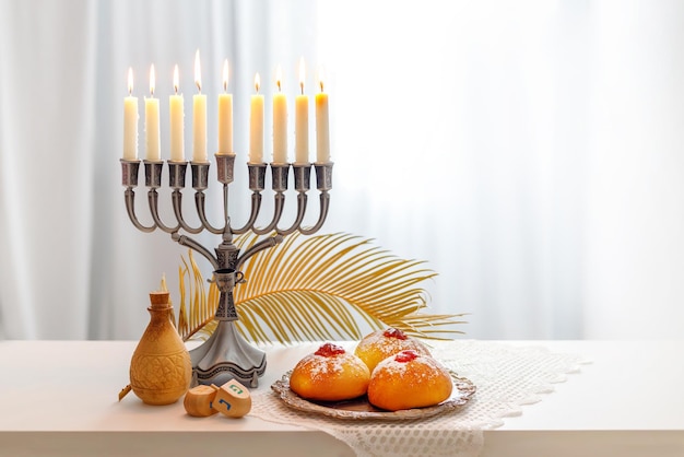 Saudação de feriado de Hanukkah com ícone de pião e texto em